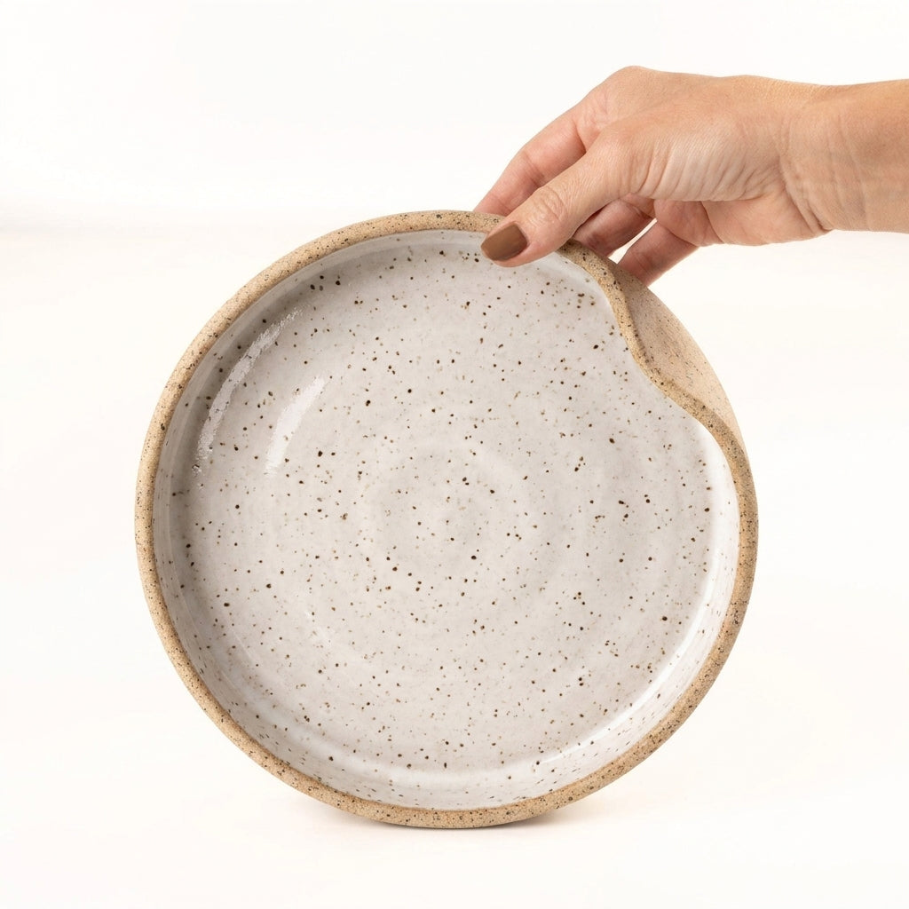 Prato fundo borda reta amassadinha em cerâmica artesanal — tamanho 22CM x 4CM, argila Flocos, esmalte Branco AMME
