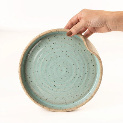 Prato fundo borda reta amassadinha em cerâmica artesanal — tamanho 22CM x 4CM, argila Flocos, esmalte Jujuba