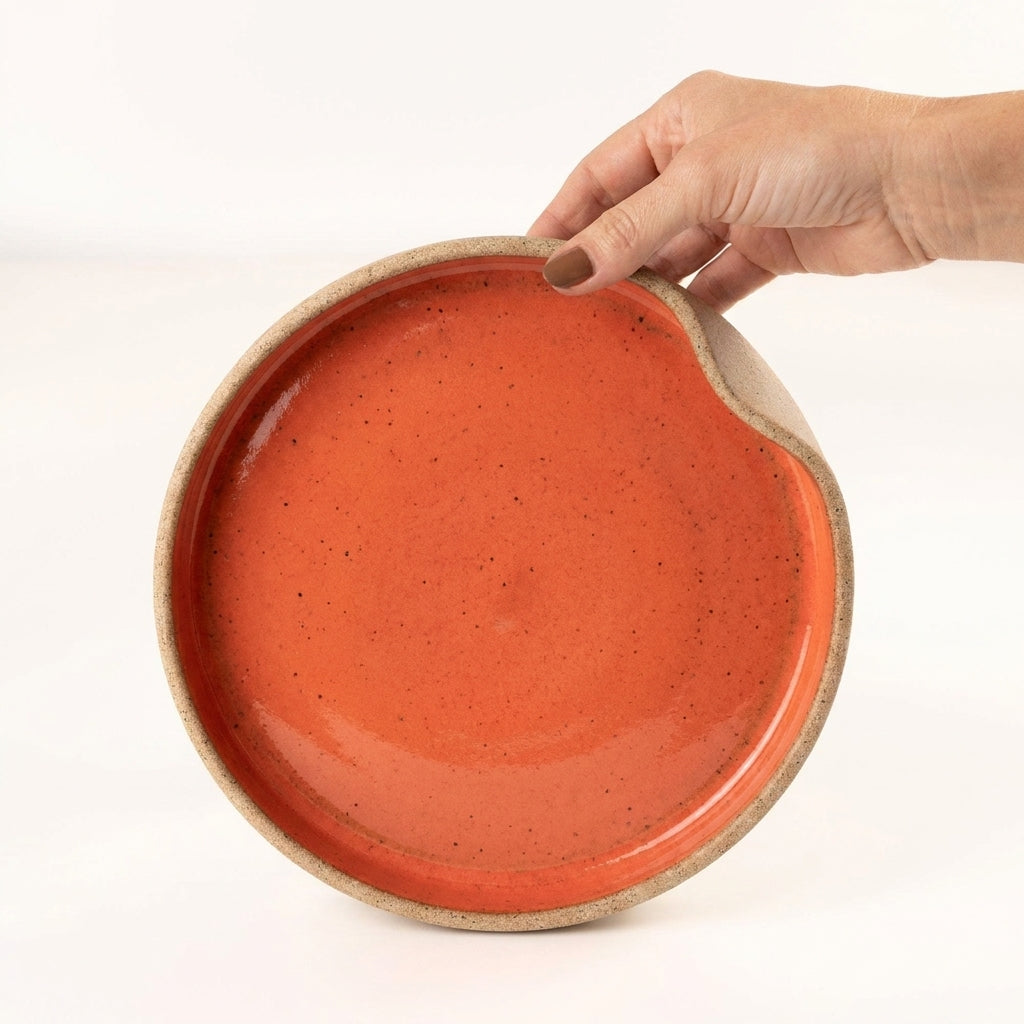 Prato fundo borda reta amassadinha em cerâmica artesanal — tamanho 22CM x 4CM, argila Flocos, esmalte Laranja Intenso