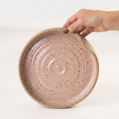 Prato fundo borda reta amassadinha em cerâmica artesanal — tamanho 22CM x 4CM, argila Flocos, esmalte Nude
