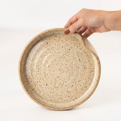 Prato fundo borda reta amassadinha em cerâmica artesanal — tamanho 22CM x 4CM, argila Flocos, esmalte Pedra Sabão