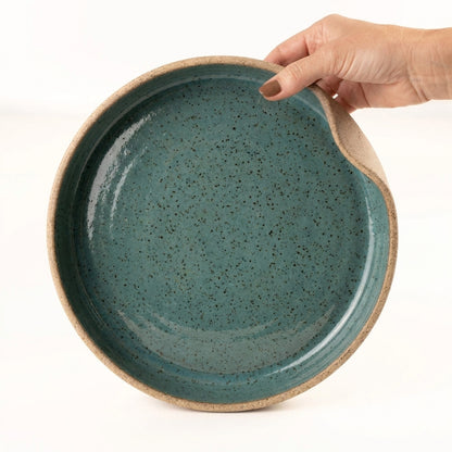 Prato fundo borda reta amassadinha em cerâmica artesanal — tamanho 22CM x 4CM, argila Flocos, esmalte Verde Exército