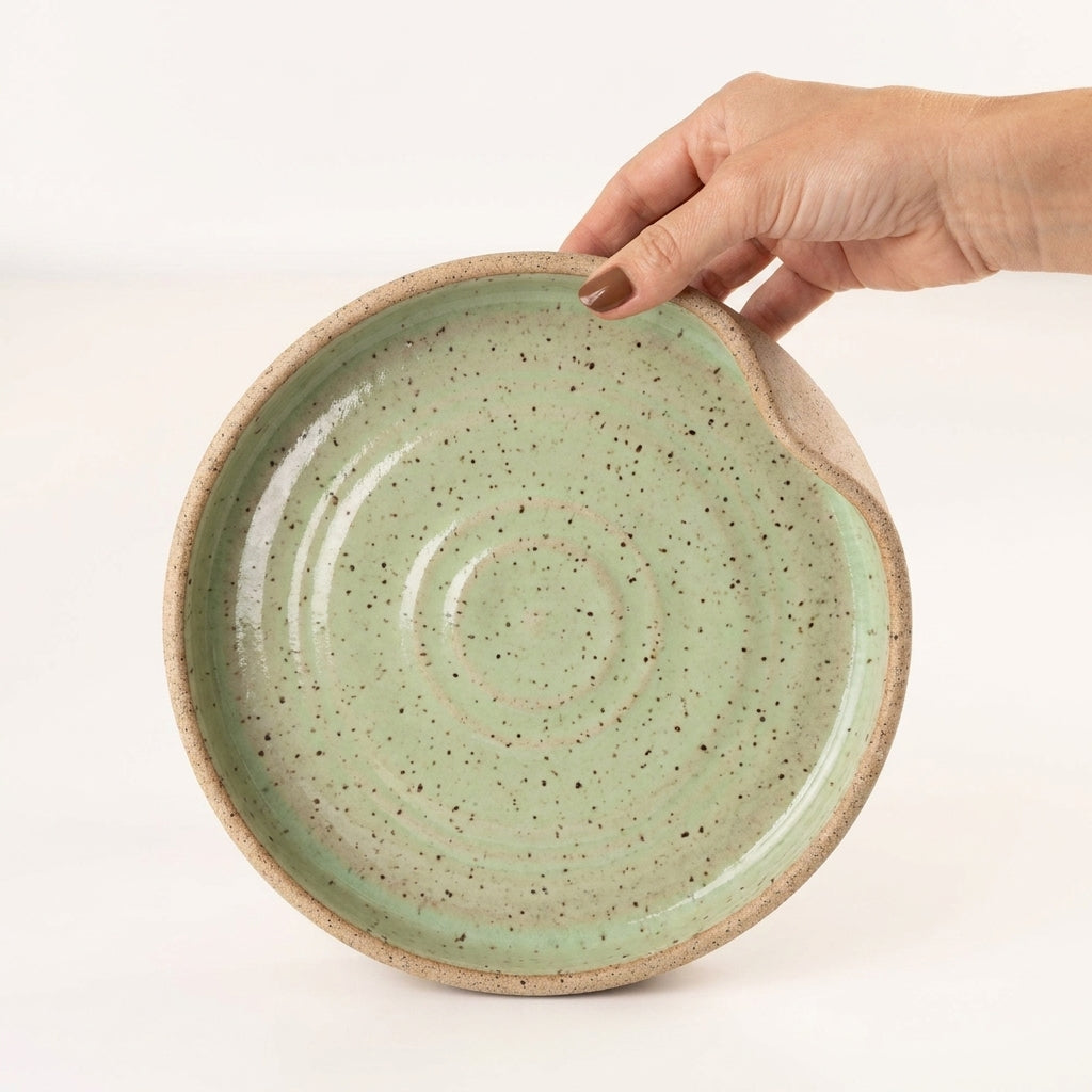 Prato fundo borda reta amassadinha em cerâmica artesanal — tamanho 22CM x 4CM, argila Flocos, esmalte Verde Menta