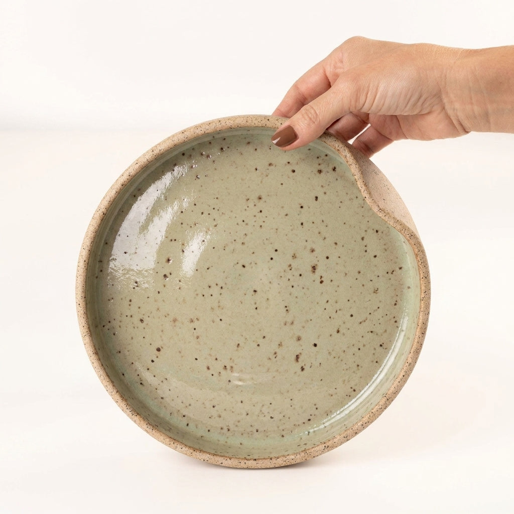 Prato fundo borda reta amassadinha em cerâmica artesanal — tamanho 22CM x 4CM, argila Flocos, esmalte Verde Pompeia