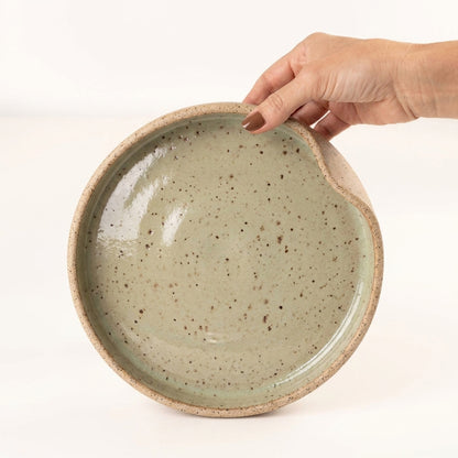 Prato fundo borda reta amassadinha em cerâmica artesanal — tamanho 22CM x 4CM, argila Flocos, esmalte Verde Pompeia