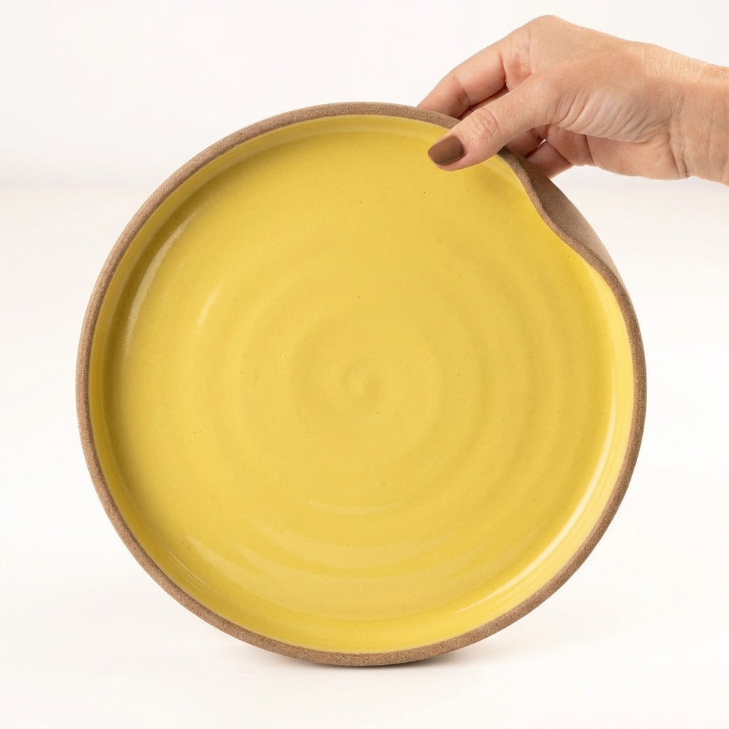 Prato fundo borda reta amassadinha em cerâmica artesanal — tamanho 25CM x 4CM, argila Cappuccino, esmalte Amarelo Intenso