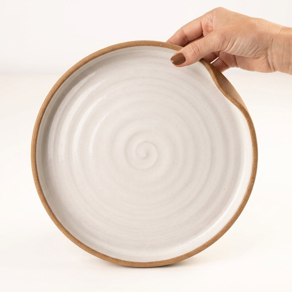 Prato fundo borda reta amassadinha em cerâmica artesanal — tamanho 25CM x 4CM, argila Cappuccino, esmalte Branco AMME