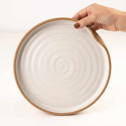 Prato fundo borda reta amassadinha em cerâmica artesanal — tamanho 25CM x 4CM, argila Cappuccino, esmalte Branco AMME