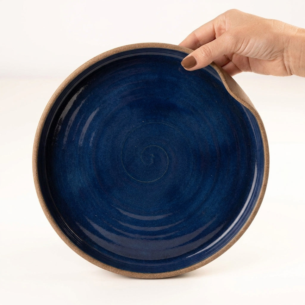 Prato fundo borda reta amassadinha em cerâmica artesanal — tamanho 25CM x 4CM, argila Cappuccino, esmalte Lazuli