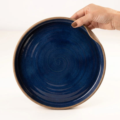 Prato fundo borda reta amassadinha em cerâmica artesanal — tamanho 25CM x 4CM, argila Cappuccino, esmalte Lazuli