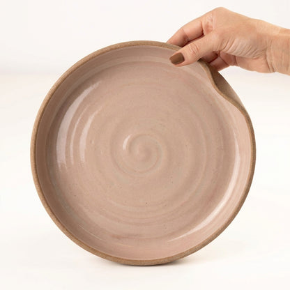 Prato fundo borda reta amassadinha em cerâmica artesanal — tamanho 25CM x 4CM, argila Cappuccino, esmalte Nude
