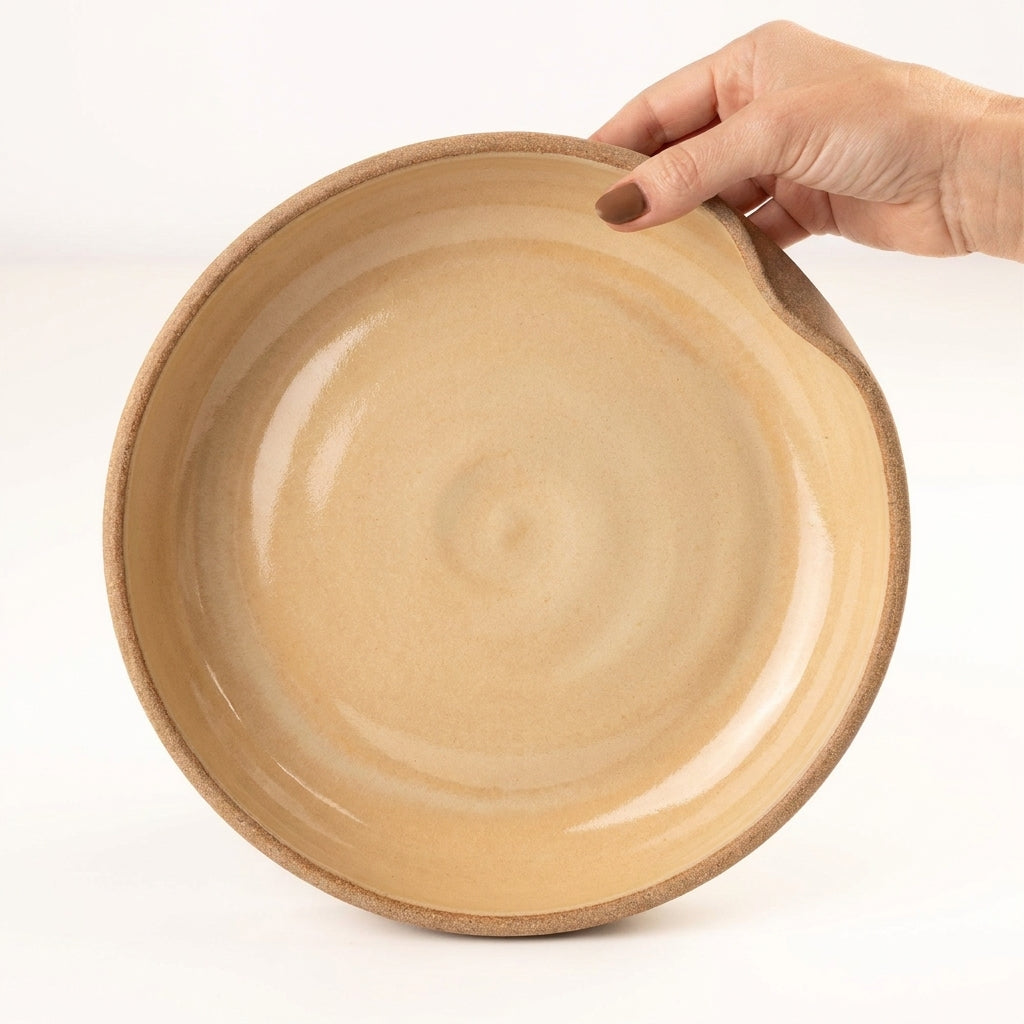 Prato fundo borda reta amassadinha em cerâmica artesanal — tamanho 25CM x 4CM, argila Cappuccino, esmalte Pedra Sabão