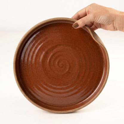 Prato fundo borda reta amassadinha em cerâmica artesanal — tamanho 25CM x 4CM, argila Cappuccino, esmalte Sol de Terracota