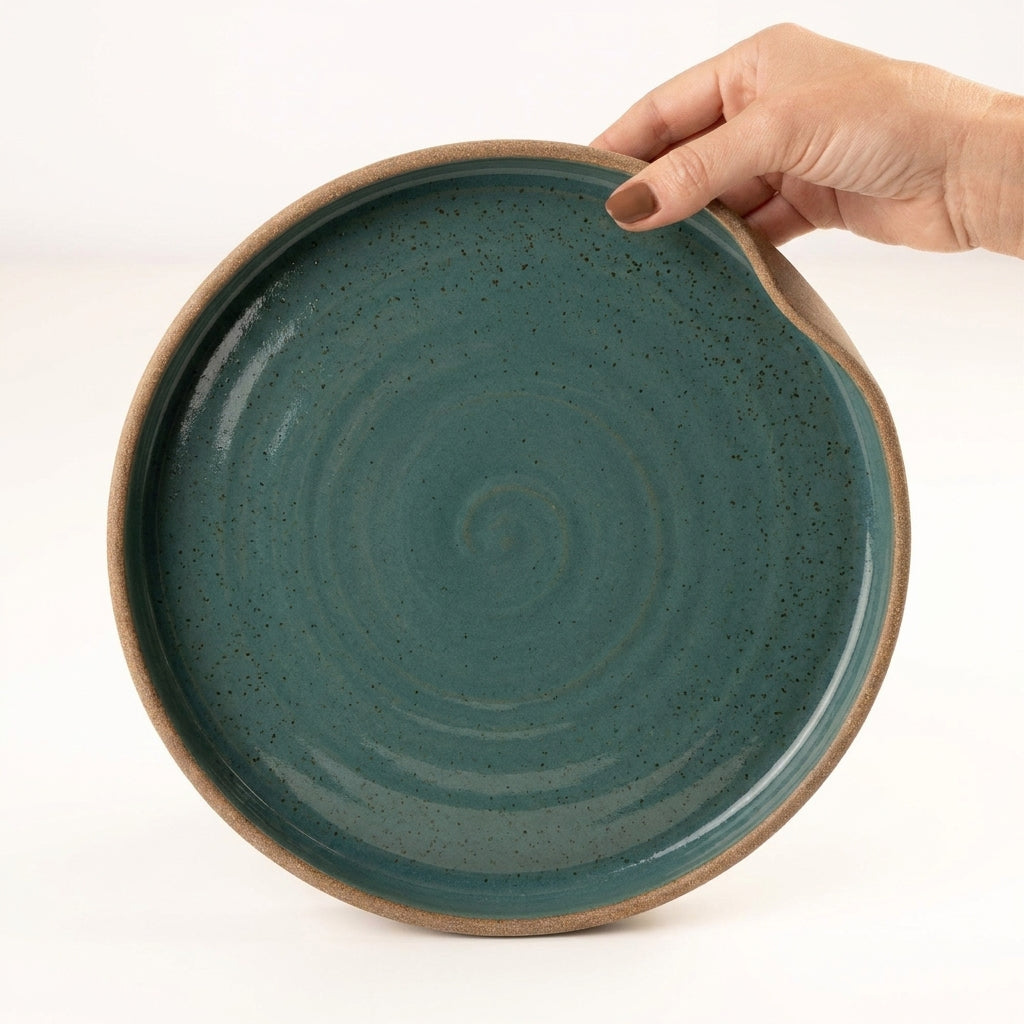 Prato fundo borda reta amassadinha em cerâmica artesanal — tamanho 25CM x 4CM, argila Cappuccino, esmalte Verde Exército