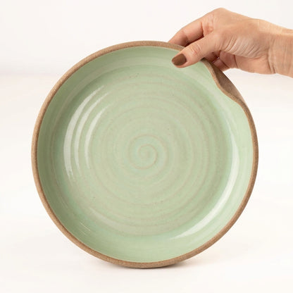 Prato fundo borda reta amassadinha em cerâmica artesanal — tamanho 25CM x 4CM, argila Cappuccino, esmalte Verde Menta