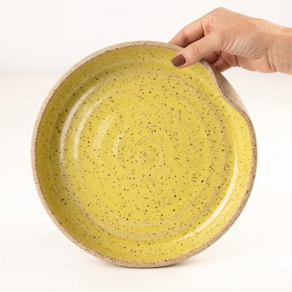 Prato fundo borda reta amassadinha em cerâmica artesanal — tamanho 25CM x 4CM, argila Flocos, esmalte Amarelo Intenso