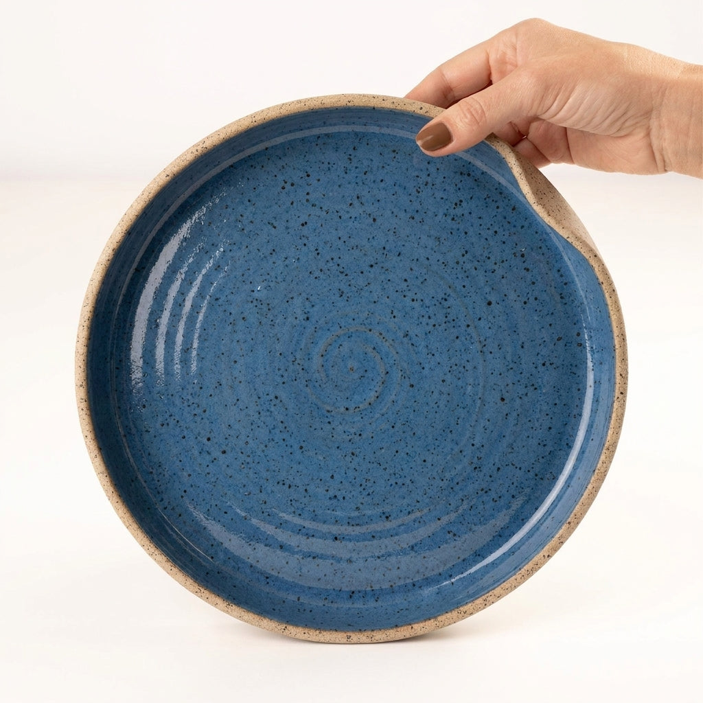 Prato fundo borda reta amassadinha em cerâmica artesanal — tamanho 25CM x 4CM, argila Flocos, esmalte Azul Safira