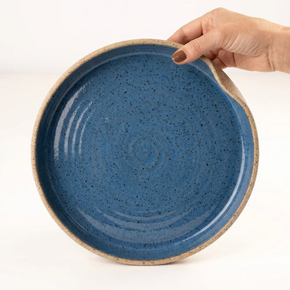 Prato fundo borda reta amassadinha em cerâmica artesanal — tamanho 25CM x 4CM, argila Flocos, esmalte Azul Safira