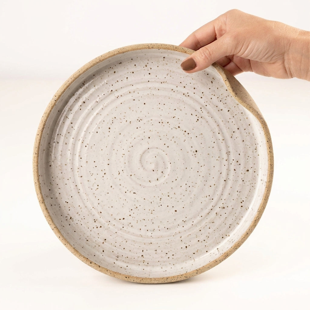 Prato fundo borda reta amassadinha em cerâmica artesanal — tamanho 25CM x 4CM, argila Flocos, esmalte Branco AMME