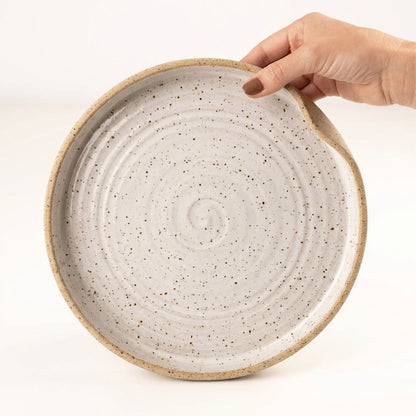 Prato fundo borda reta amassadinha em cerâmica artesanal — tamanho 25CM x 4CM, argila Flocos, esmalte Branco AMME