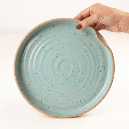 Prato fundo borda reta amassadinha em cerâmica artesanal — tamanho 25CM x 4CM, argila Flocos, esmalte Jujuba