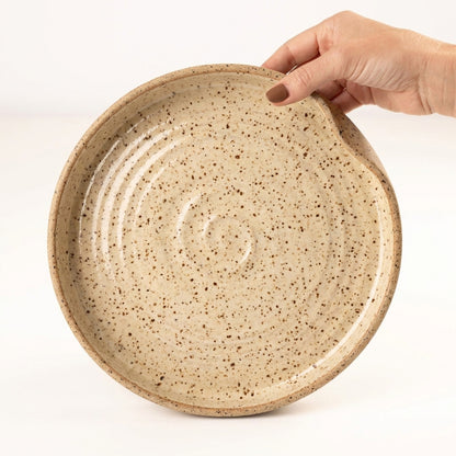 Prato fundo borda reta amassadinha em cerâmica artesanal — tamanho 25CM x 4CM, argila Flocos, esmalte Pedra Sabão