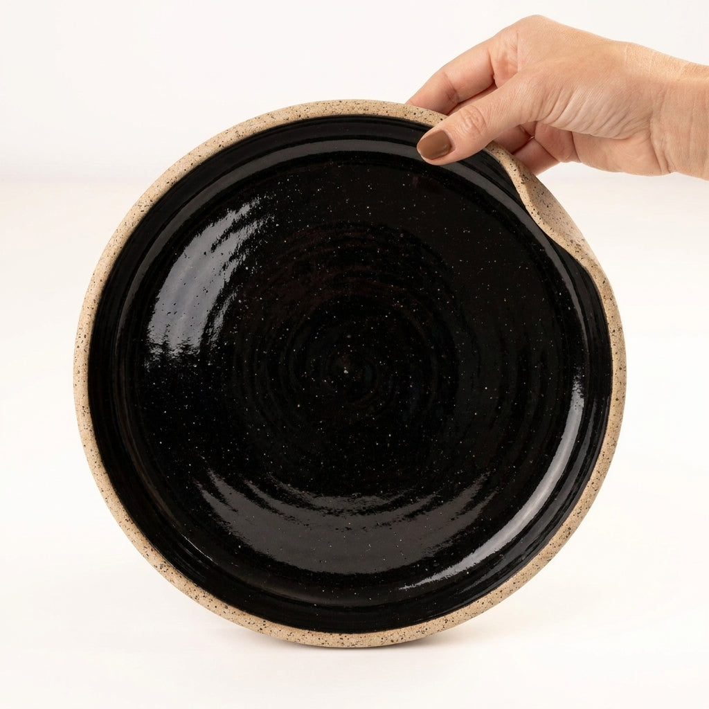 Prato fundo borda reta amassadinha em cerâmica artesanal — tamanho 25CM x 4CM, argila Flocos, esmalte Preto Ébano
