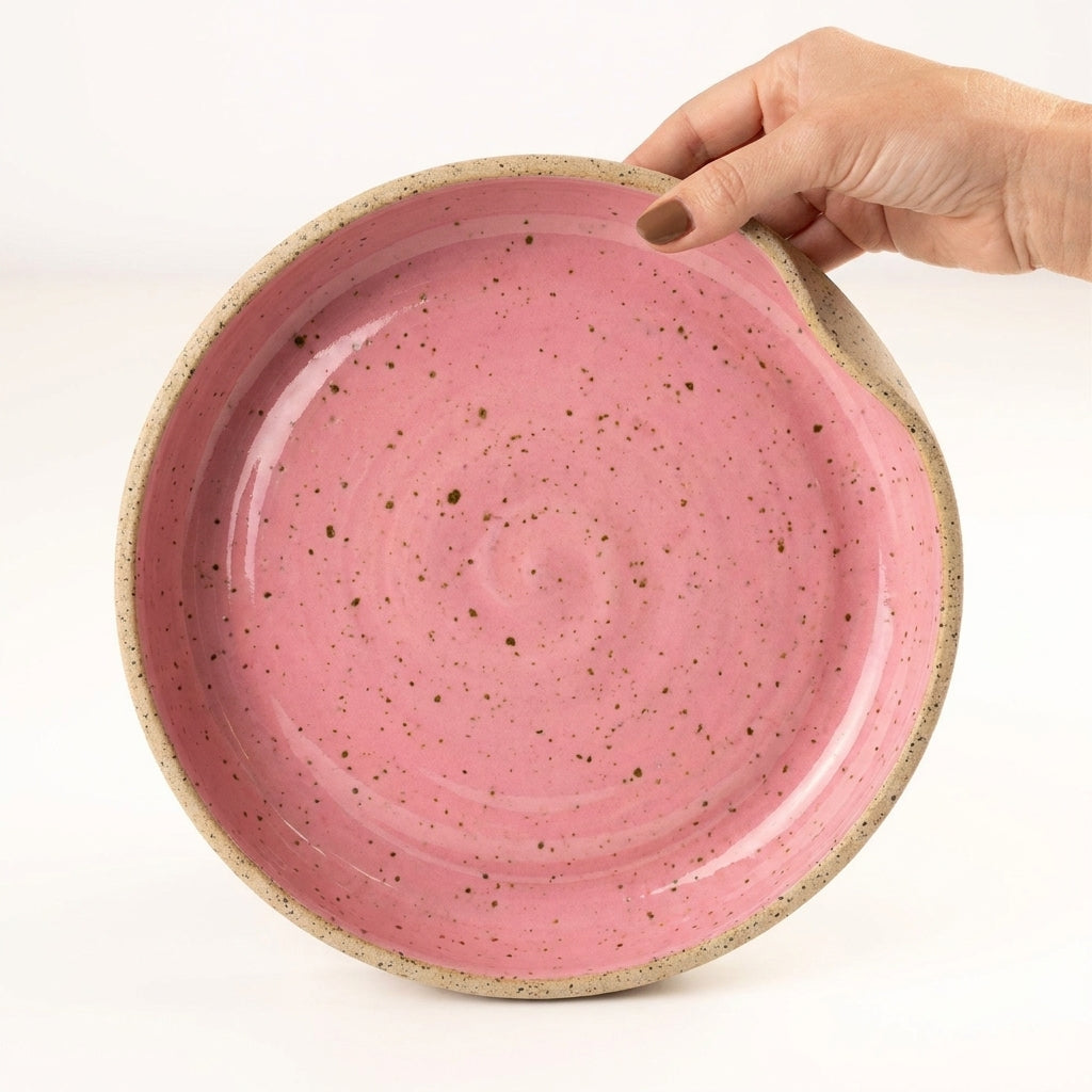 Prato fundo borda reta amassadinha em cerâmica artesanal — tamanho 25CM x 4CM, argila Flocos, esmalte Rosa Barbie