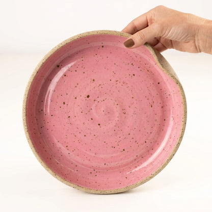Prato fundo borda reta amassadinha em cerâmica artesanal — tamanho 25CM x 4CM, argila Flocos, esmalte Rosa Barbie