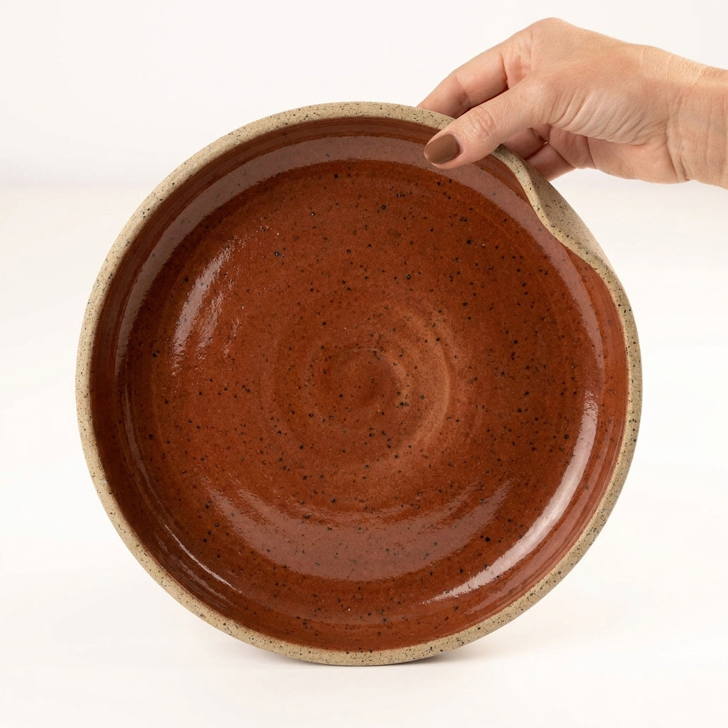 Prato fundo borda reta amassadinha em cerâmica artesanal — tamanho 25CM x 4CM, argila Flocos, esmalte Sol de Terracota