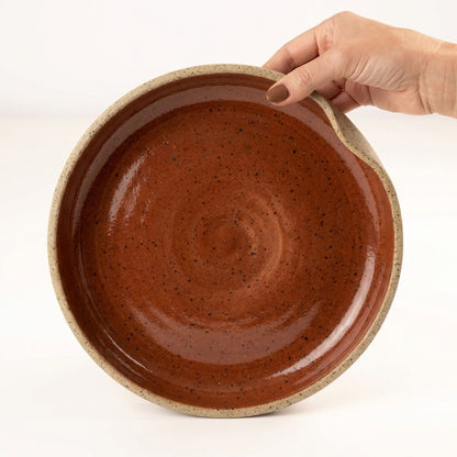 Prato fundo borda reta amassadinha em cerâmica artesanal — tamanho 25CM x 4CM, argila Flocos, esmalte Sol de Terracota