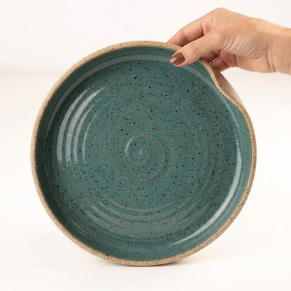 Prato fundo borda reta amassadinha em cerâmica artesanal — tamanho 25CM x 4CM, argila Flocos, esmalte Verde Exército