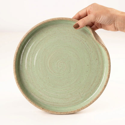 Prato fundo borda reta amassadinha em cerâmica artesanal — tamanho 25CM x 4CM, argila Flocos, esmalte Verde Menta