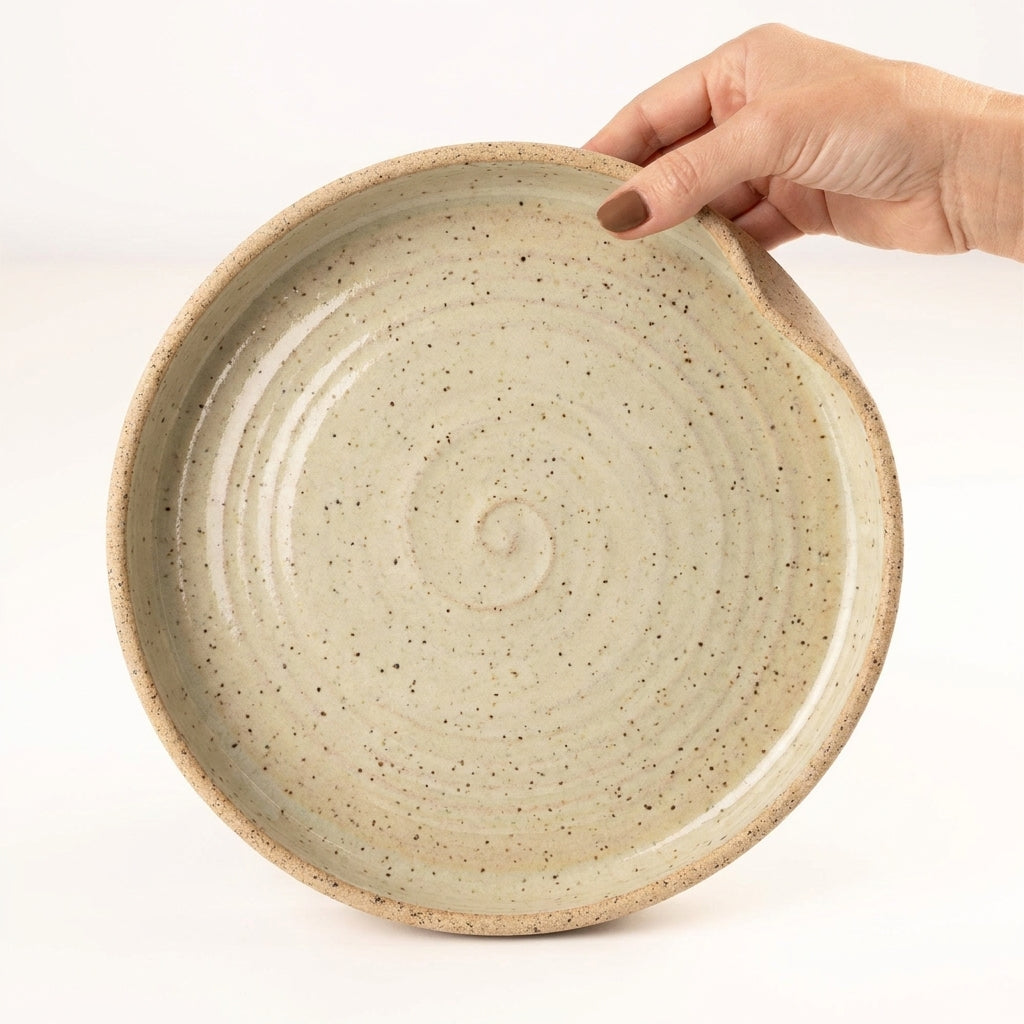 Prato fundo borda reta amassadinha em cerâmica artesanal — tamanho 25CM x 4CM, argila Flocos, esmalte Verde Pompeia