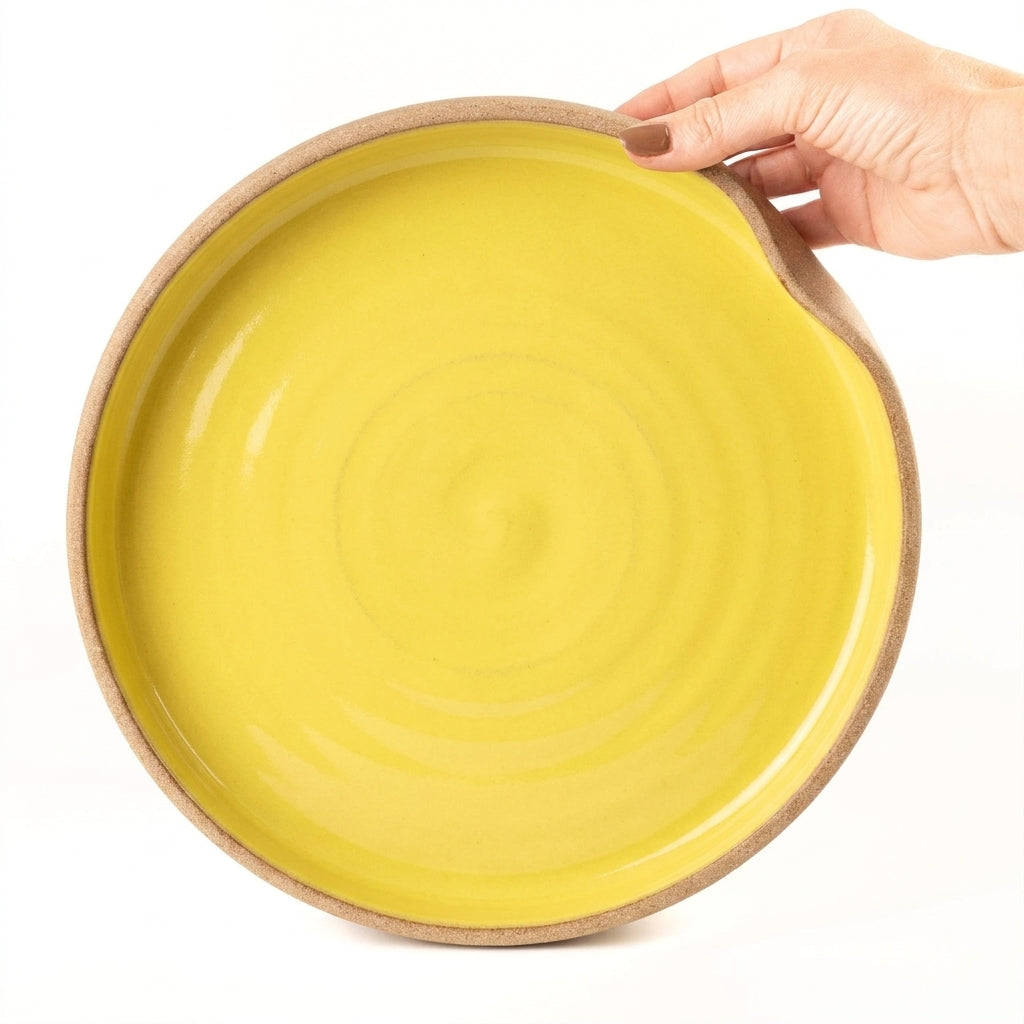 Prato fundo borda reta amassadinha em cerâmica artesanal — tamanho 28CM x 4CM, argila Cappuccino, esmalte Amarelo Intenso