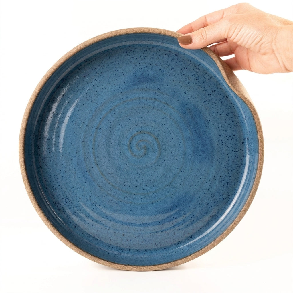 Prato fundo borda reta amassadinha em cerâmica artesanal — tamanho 28CM x 4CM, argila Cappuccino, esmalte Azul Safira