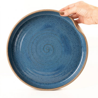 Prato fundo borda reta amassadinha em cerâmica artesanal — tamanho 28CM x 4CM, argila Cappuccino, esmalte Azul Safira