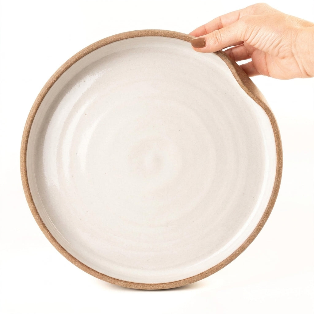 Prato fundo borda reta amassadinha em cerâmica artesanal — tamanho 28CM x 4CM, argila Cappuccino, esmalte Branco AMME