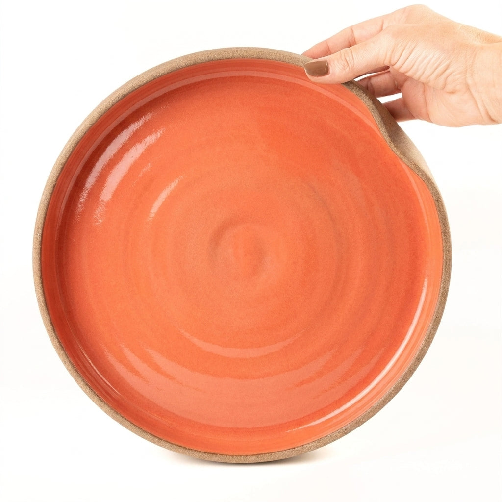 Prato fundo borda reta amassadinha em cerâmica artesanal — tamanho 28CM x 4CM, argila Cappuccino, esmalte Laranja Intenso