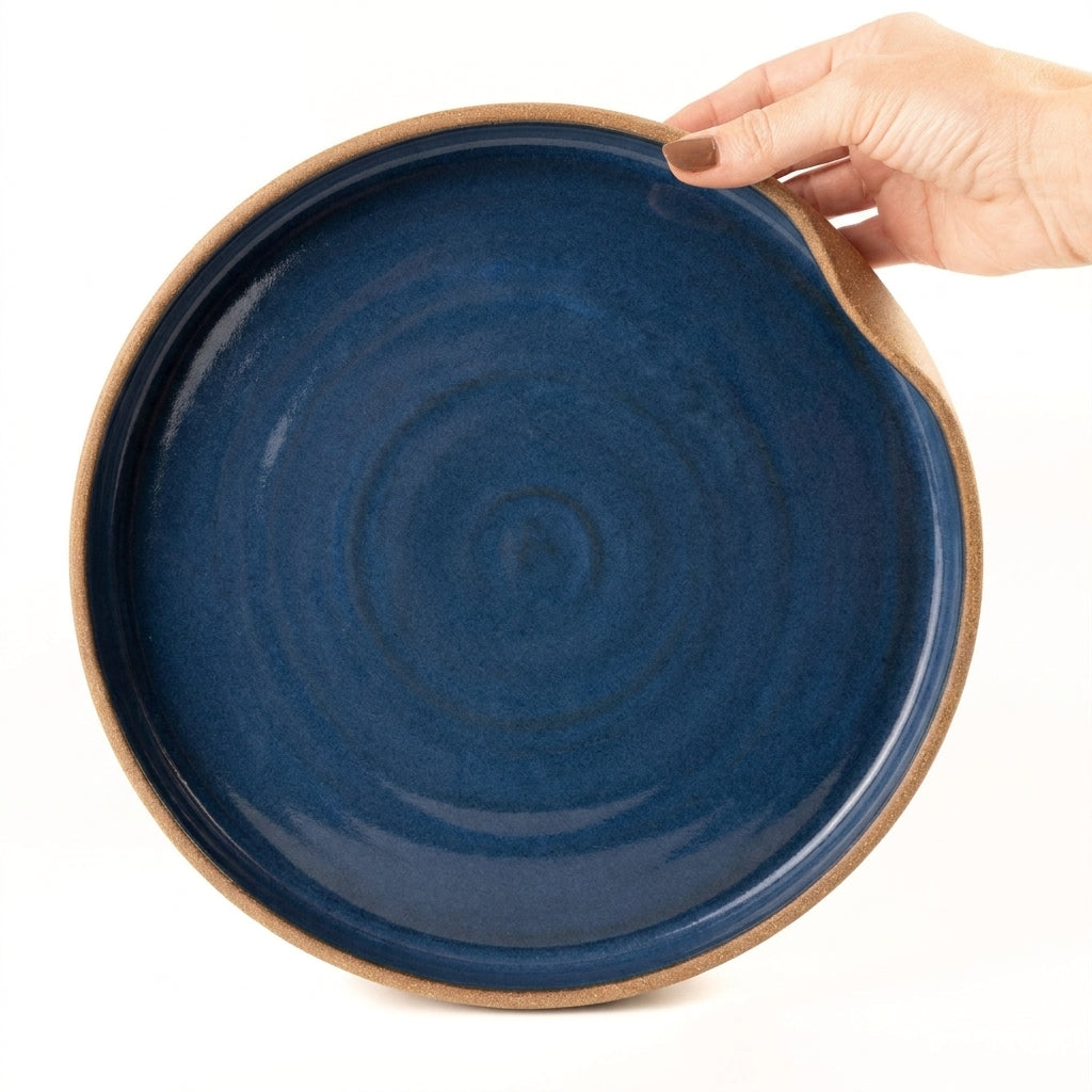 Prato fundo borda reta amassadinha em cerâmica artesanal — tamanho 28CM x 4CM, argila Cappuccino, esmalte Lazuli