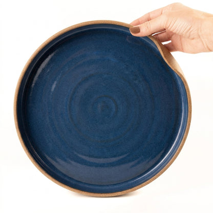 Prato fundo borda reta amassadinha em cerâmica artesanal — tamanho 28CM x 4CM, argila Cappuccino, esmalte Lazuli