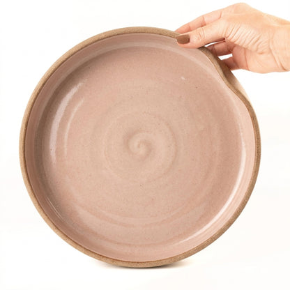 Prato fundo borda reta amassadinha em cerâmica artesanal — tamanho 28CM x 4CM, argila Cappuccino, esmalte Nude