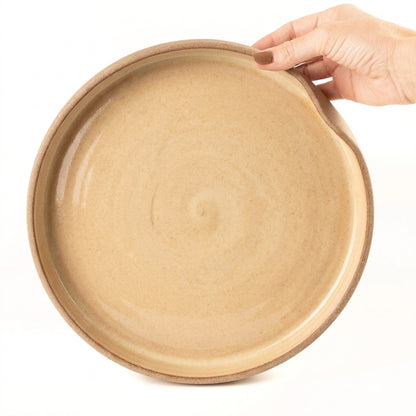 Prato fundo borda reta amassadinha em cerâmica artesanal — tamanho 28CM x 4CM, argila Cappuccino, esmalte Pedra Sabão