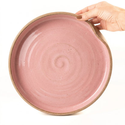 Prato fundo borda reta amassadinha em cerâmica artesanal — tamanho 28CM x 4CM, argila Cappuccino, esmalte Rosa Barbie