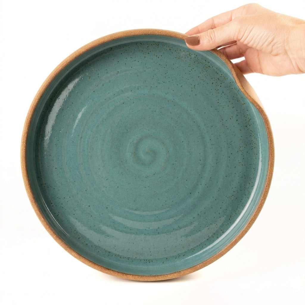 Prato fundo borda reta amassadinha em cerâmica artesanal — tamanho 28CM x 4CM, argila Cappuccino, esmalte Verde Exército