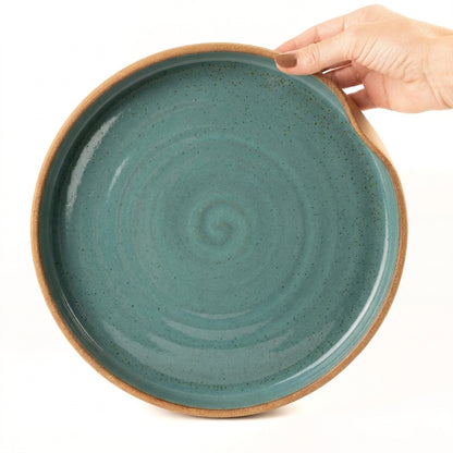 Prato fundo borda reta amassadinha em cerâmica artesanal — tamanho 28CM x 4CM, argila Cappuccino, esmalte Verde Exército