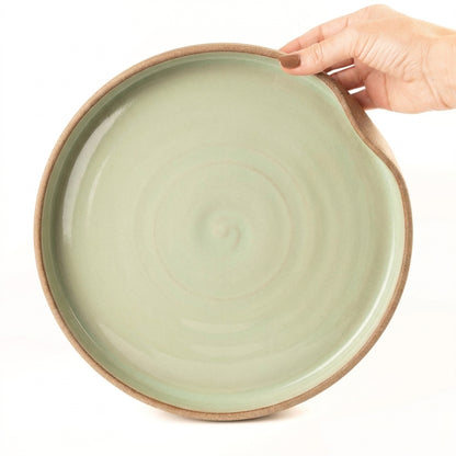 Prato fundo borda reta amassadinha em cerâmica artesanal — tamanho 28CM x 4CM, argila Cappuccino, esmalte Verde Menta