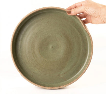 Prato fundo borda reta amassadinha em cerâmica artesanal — tamanho 28CM x 4CM, argila Cappuccino, esmalte Verde Pompeia