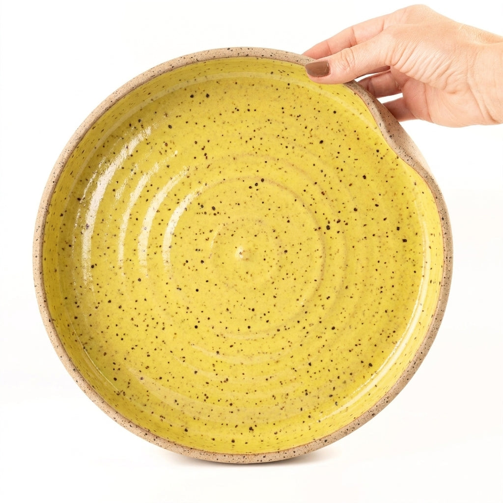 Prato fundo borda reta amassadinha em cerâmica artesanal — tamanho 28CM x 4CM, argila Flocos, esmalte Amarelo Intenso