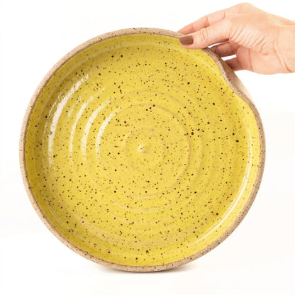 Prato fundo borda reta amassadinha em cerâmica artesanal — tamanho 28CM x 4CM, argila Flocos, esmalte Amarelo Intenso